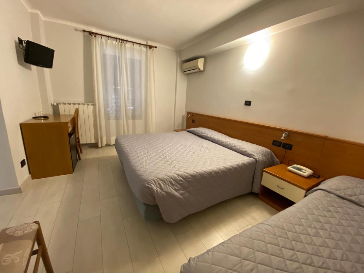 Hotel Fiorenza & Banksia Meuble Аласио Екстериор снимка