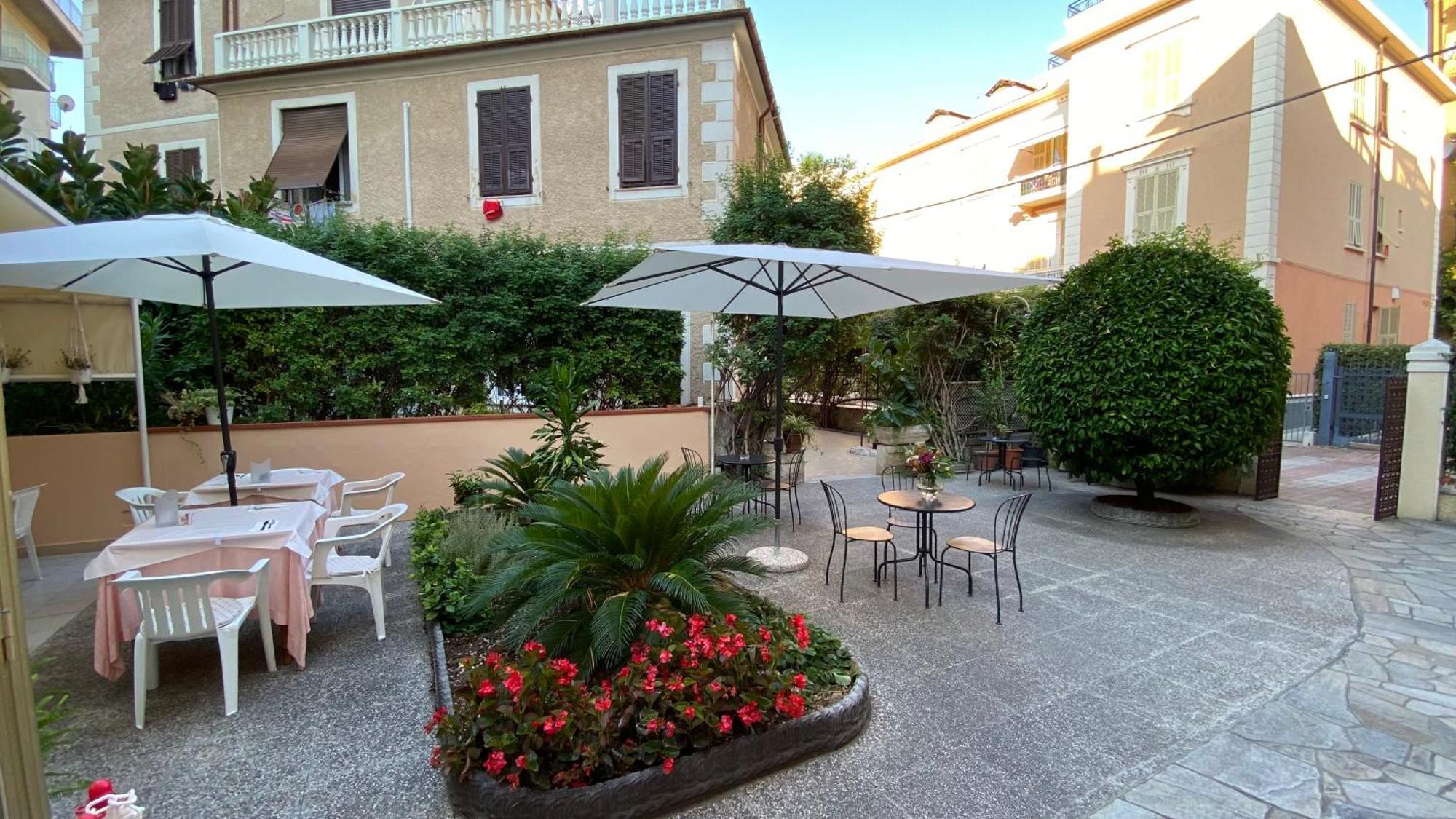 Hotel Fiorenza & Banksia Meuble Аласио Екстериор снимка