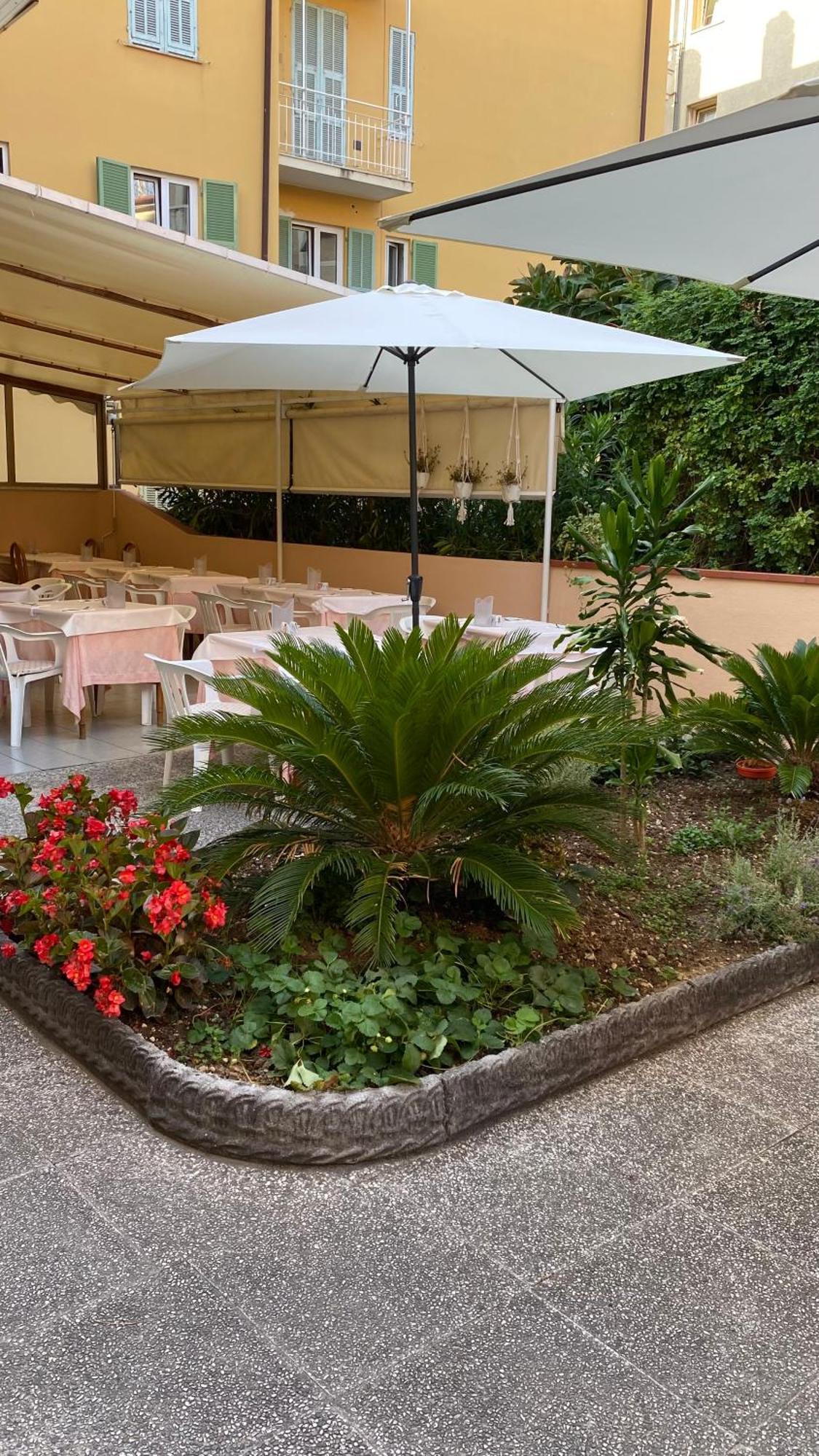 Hotel Fiorenza & Banksia Meuble Аласио Екстериор снимка