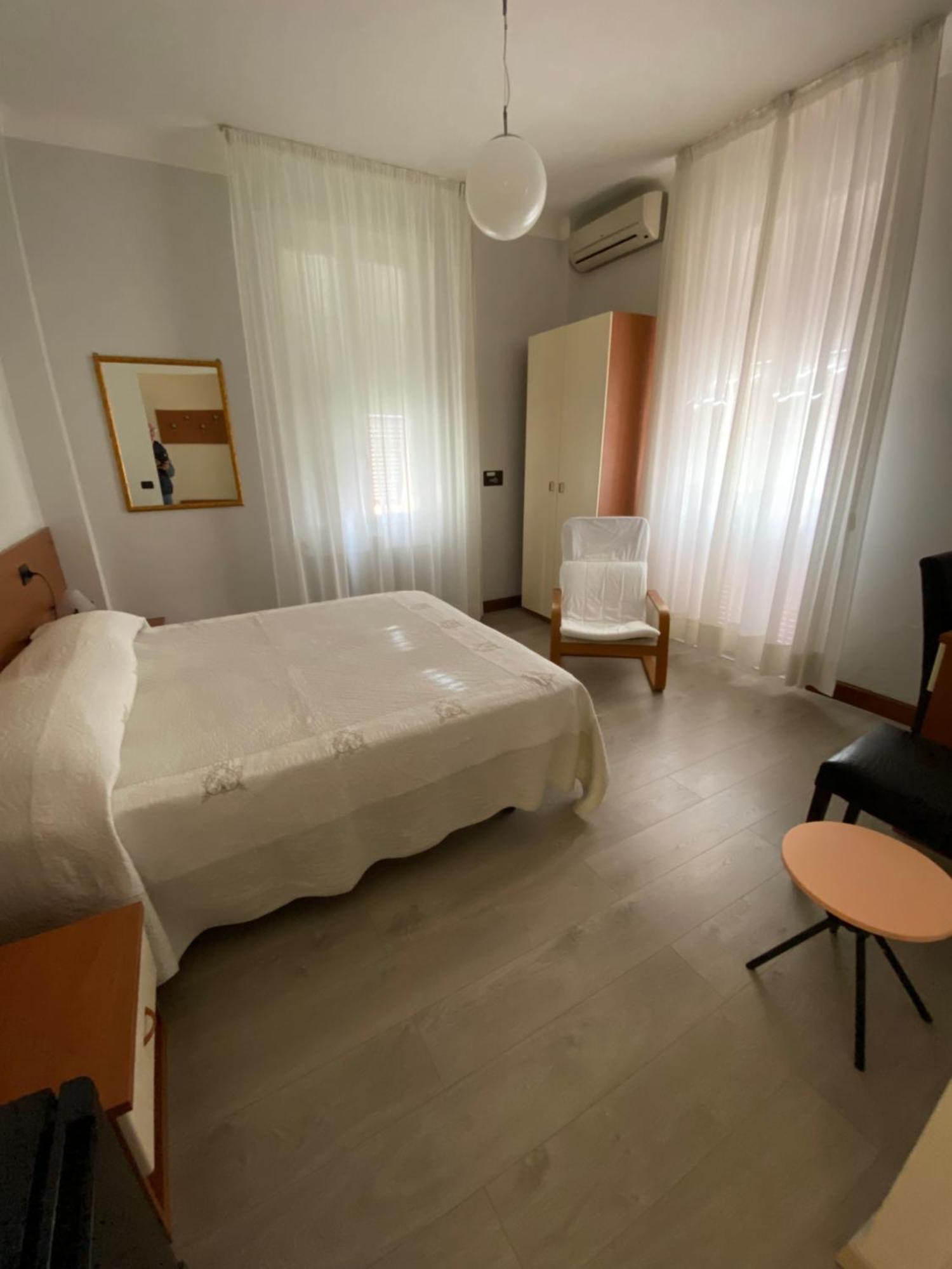 Hotel Fiorenza & Banksia Meuble Аласио Екстериор снимка