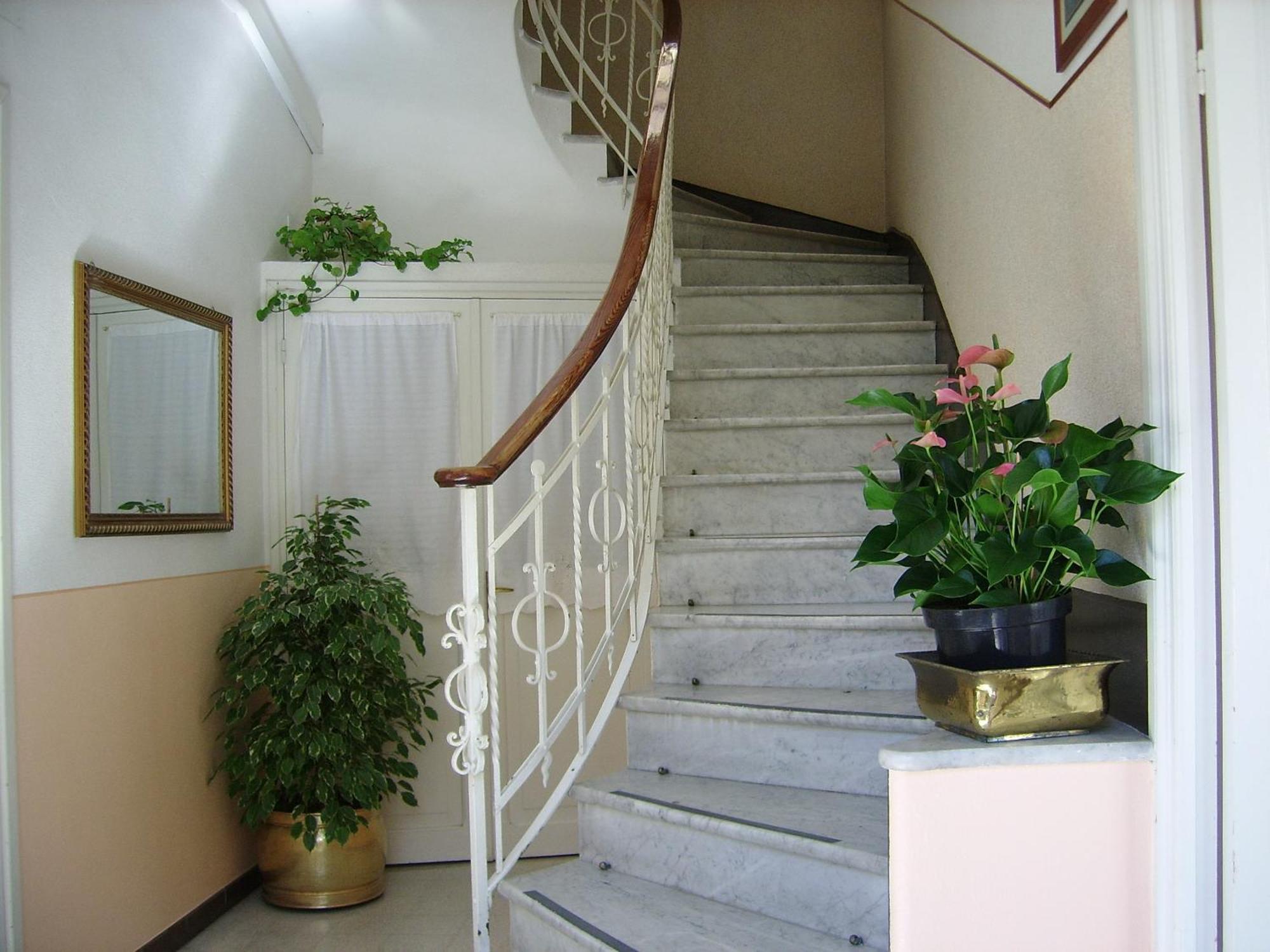 Hotel Fiorenza & Banksia Meuble Аласио Екстериор снимка