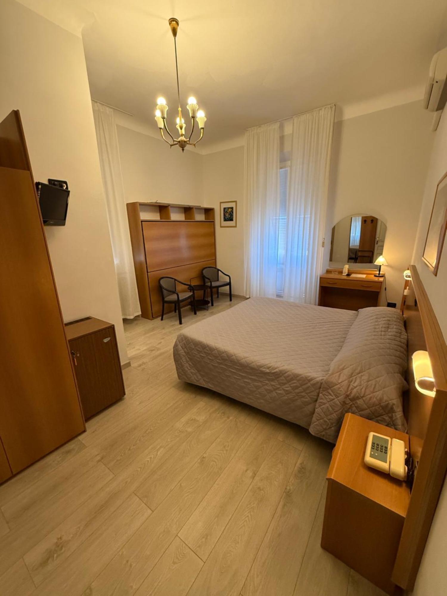 Hotel Fiorenza & Banksia Meuble Аласио Екстериор снимка