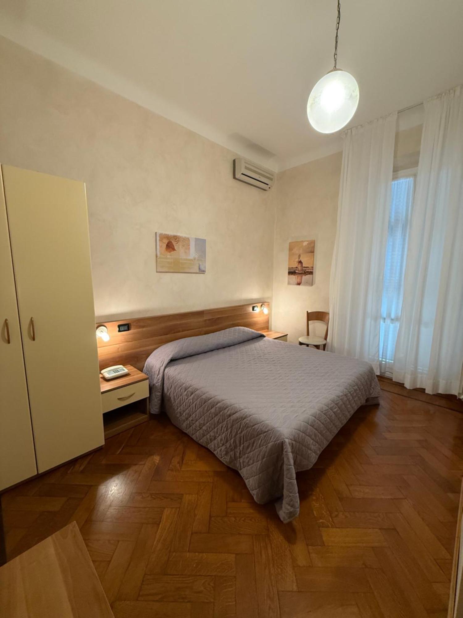 Hotel Fiorenza & Banksia Meuble Аласио Екстериор снимка